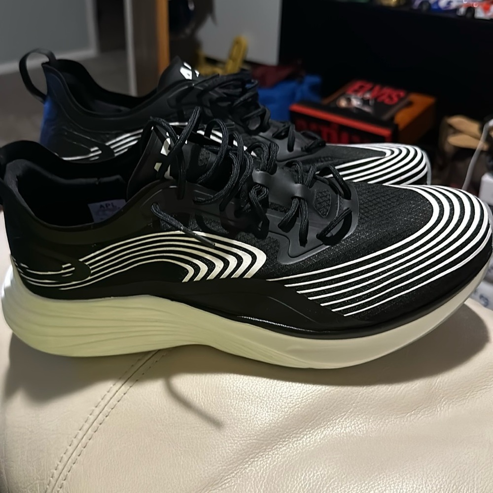 APL Men’s Streamline Running shoe